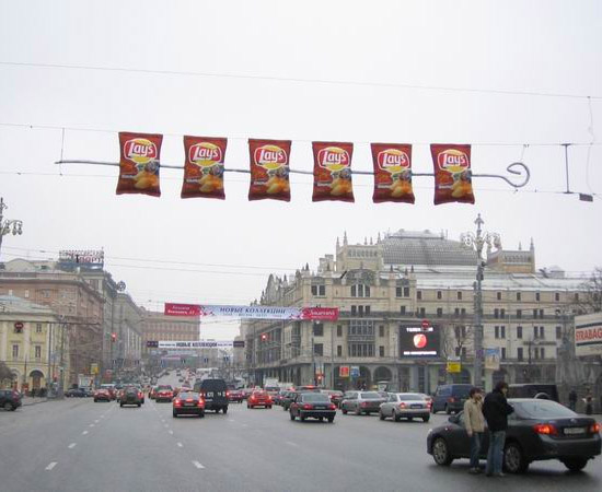 Чипсы Lays со вкусом шашлыка разместились на транспарантах-перетяжках Москвы