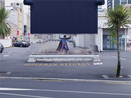 Супермен поднимает здания в рекламе SKY Television