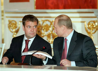 Дмитрий Медведев использует образ президента в своей кампании