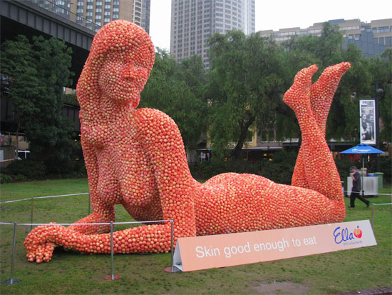 Девушка-персик! Обнаженная девушка из 24 000 персиков рекламирует косметику